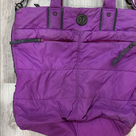 Bolso de Lona Lululemon Bon Voyage Púrpura Bolso para Mujer Gimnasio, Bolsa para Pañales Foto 3 de 4