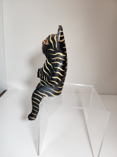 Statuina gatto seduto a righe bianche e nere in legno fatta a mano in Indonesia scaffale - Foto 8 di 8