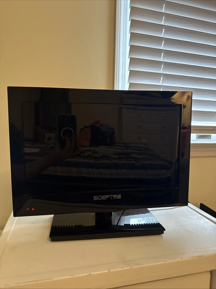 Sceptre E165BV 16in LED HDTV With AC Adapter And Remote Tested Works - Image 2 of 4