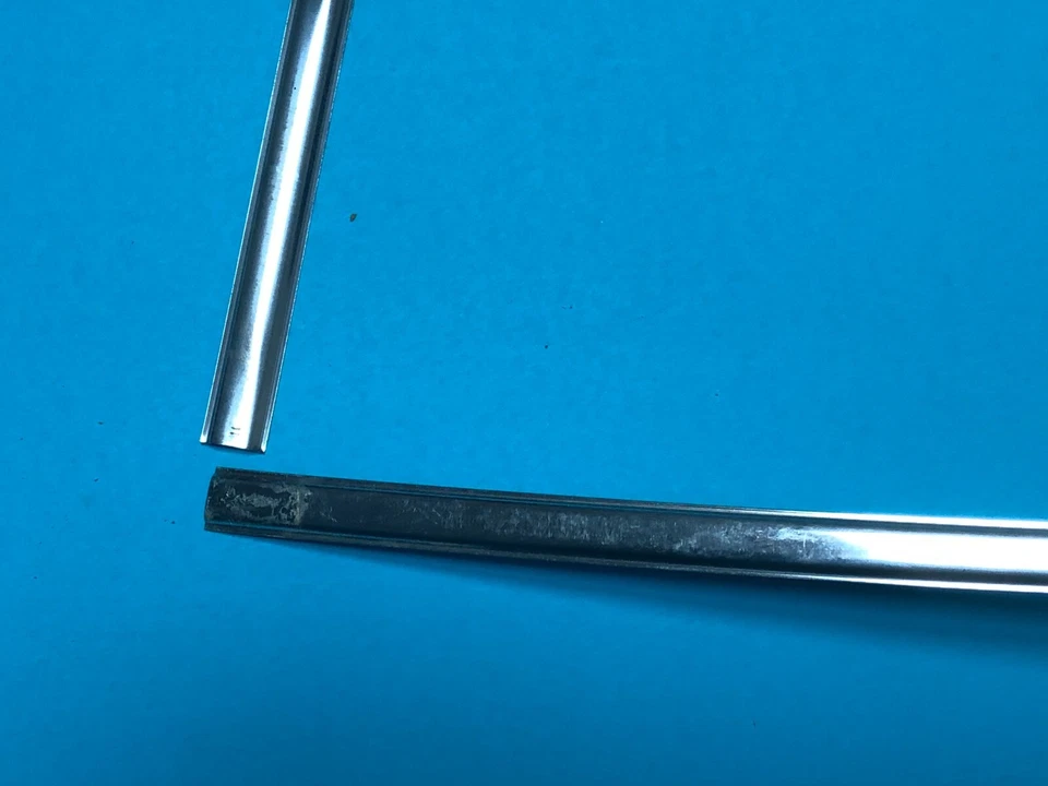 Moldura para parabrisas trasero Datsun Nissan Sunny B310 79750-H8500 genuino nuevo de stock Foto 3 de 4