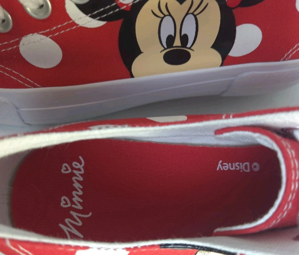 Zapatilla deportiva Disney Minnie Mouse roja a lunares con cordones talla 9. NUEVO sin caja. Foto 4 de 4