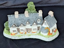 David Winter Cottages Craftsmens Cottage Hand Painted Figurine Made in England