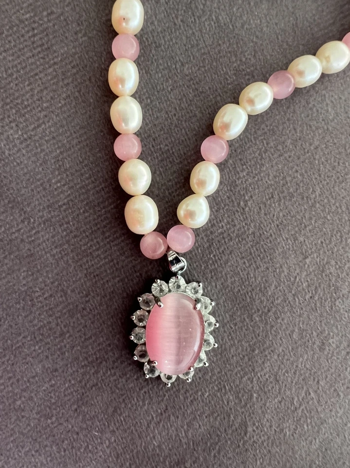 Collar de perlas rosadas y blancas con colgante de cuarzo rosa y pedrería de 18 pulgadas de longitud Foto 3 de 4