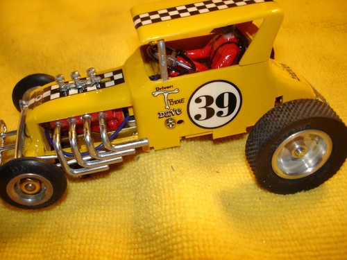 Vintage #39 "TBone Dave" dirt Midget Racer 1/24 slot car offered by MTH - Picture 6 of 12