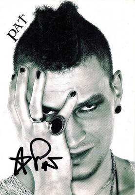 NU PAGADI/PAT - Original handsigniertes Autogramm auf Karte 10x15 (2590)