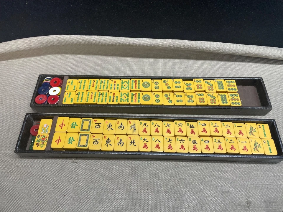 MAHJONG Butterscotch Tiles 4 Racks 140 tiles in a international mercantile agenc - Image 2 of 4