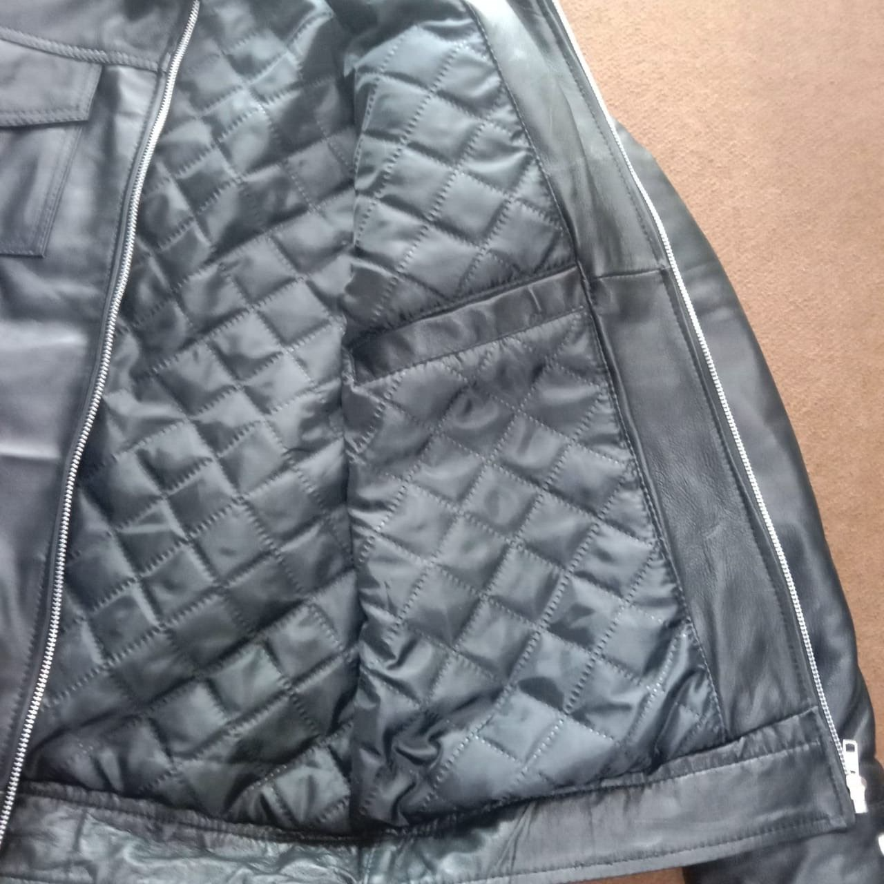 ALTRA "Classica giacca in pelle nera stile senza tempo per ogni occasione"