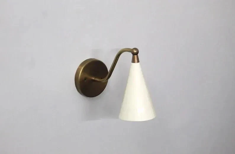 Un par de apliques de pared de latón de mediados de siglo - Acabado de latón crudo con blanco mate Foto 3 de 4