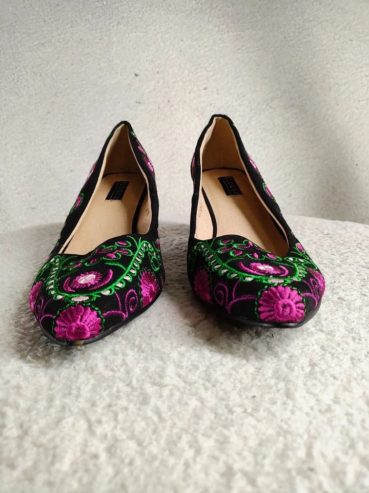 Zapatos de salón Eloquii para mujer 9W negros florales bordados sin cordones de tacón bloque Foto 2 de 4