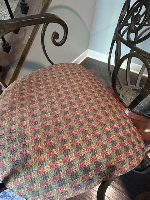 "Mesa de comedor/4 sillas con tapa de vidrio de hierro 54"" excelente estado" Foto 3 de 4