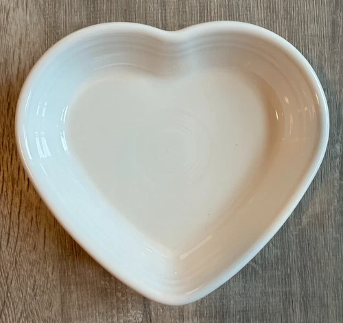 ~~~~~~ VINTAGE FIESTAWARE WHITE MEDIUM HEART CANDY DISH (SEE PICUTRES) ~~~~~~