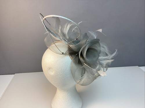 Hübscher Fascinator Silber Grau Hochzeit Rennen Brautmutter Damentag WA - Bild 3 von 10