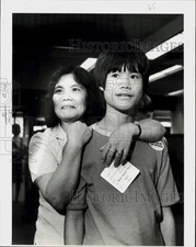 1983 Press Photo Chan Le On hugs son Chuon Truong after his plane landed in CA