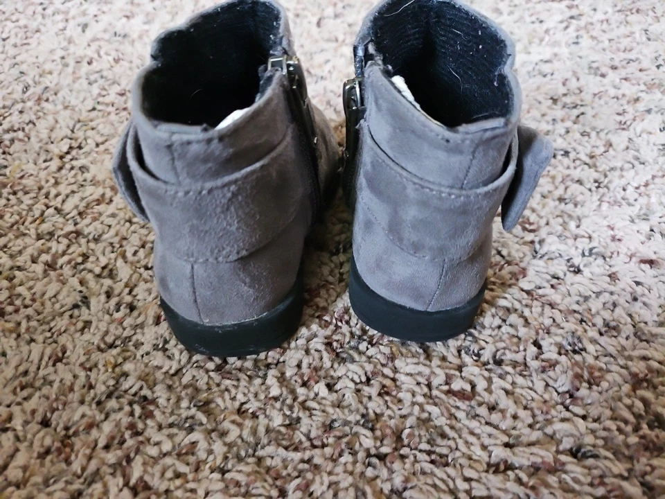 Botas de moda Crazy 8 grises infantiles niñas talla 4.    (bxS) Foto 3 de 4