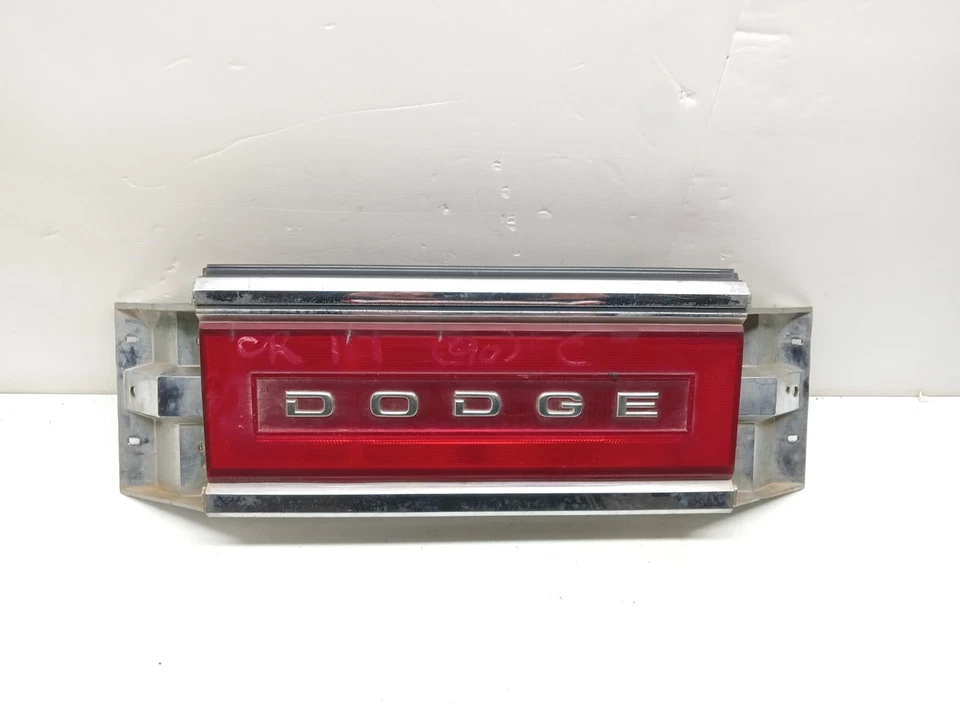 Dodge Dynasty 1988-1993 panel de acabado de luz trasera central OEM, 194-00121 Foto 4 de 4