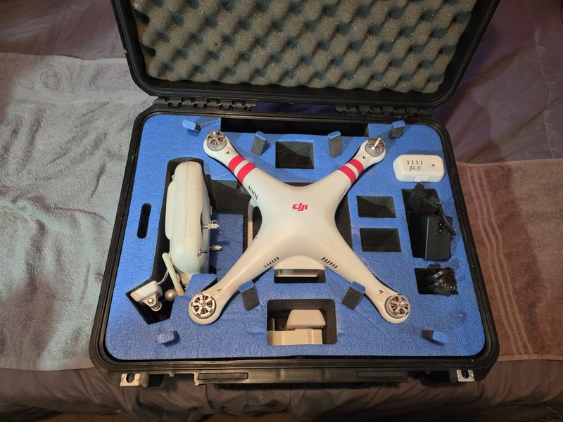 DJI Phantom 2 Vision + flys well, missing camera