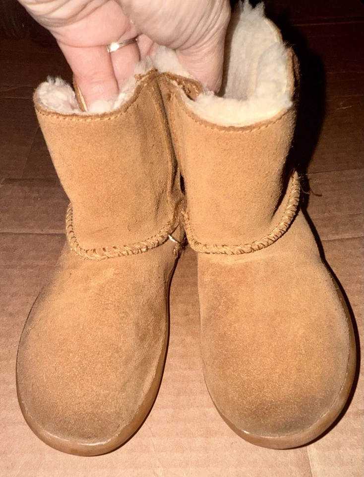 Botas UGG para niños pequeños talla 8 Foto 3 de 4