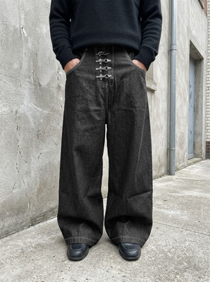 Schwarze Baggy Jeans mit weitem Bein und Metallhaken vorne