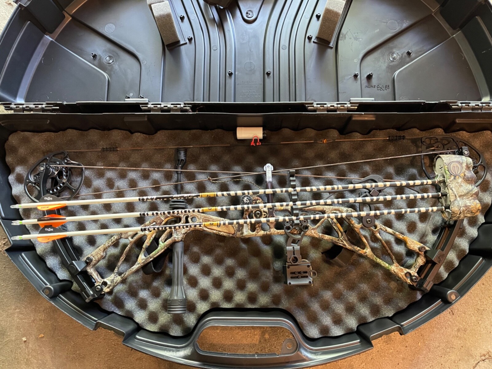 Elite Compound Bow REMEDY 70lbs, 4 arrow quiver, stabilizer, ultra rest