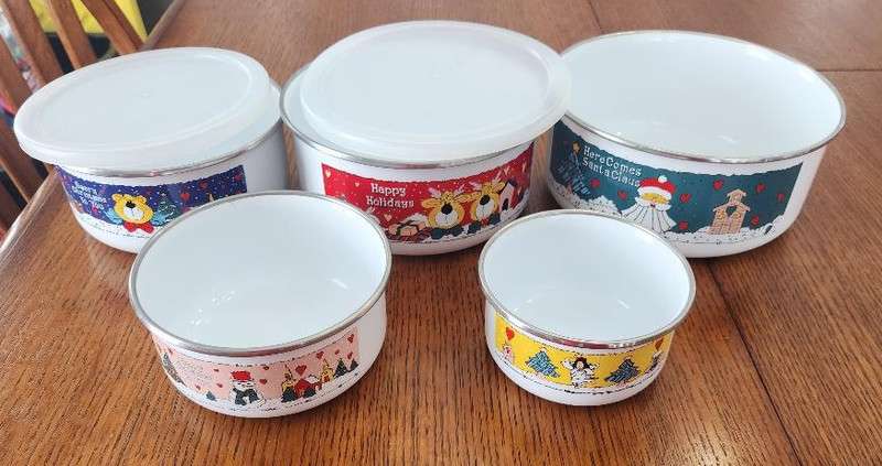 Vintage Enamelware Christmas Bowls "Here Comes Santa" with 2 Lids