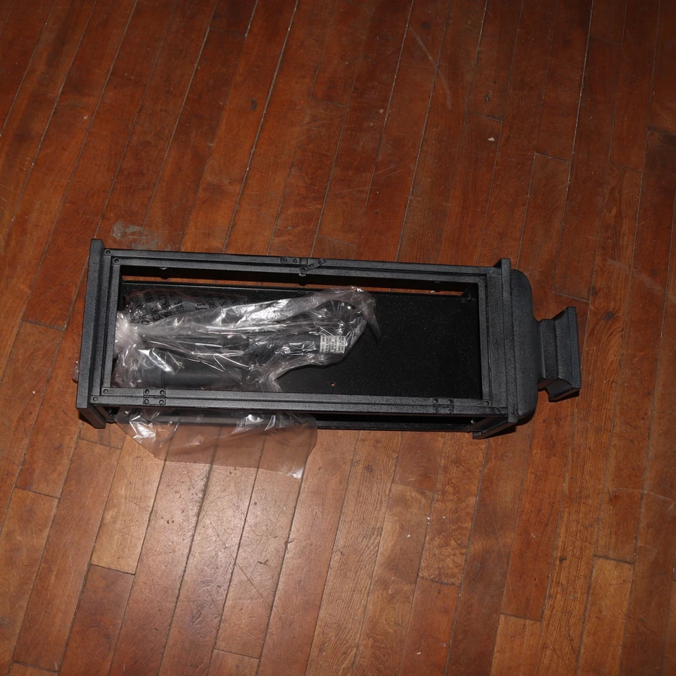 Aplique de pared exterior Feiss 3 luces 8" de ancho x 23,88" de alto - falta vidrio Foto 4 de 4