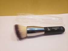 It Cosmetics  Heavenly Luxe Solid Serum Foundation Brush  No 29 NIP