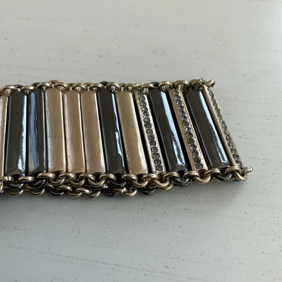 Pulsera para mujer Kenneth Cole New York tono dorado y pistola con paneles de barra tono metal Foto 2 de 4