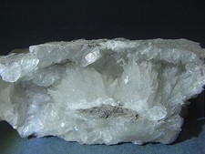 Schöne Druse mit Strontianit- und Calcitkristallen 8,5x4x3,5 cm, Stbr. Readymix