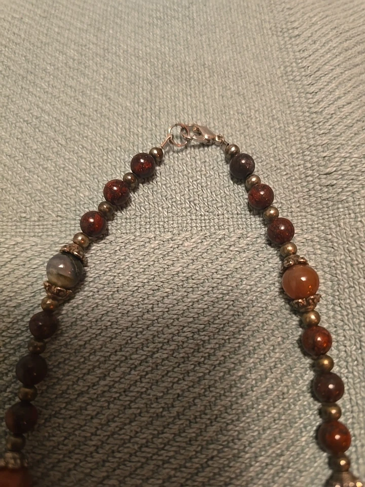 Collar artesanal de piedras semipreciosas tonos tierra Foto 3 de 4