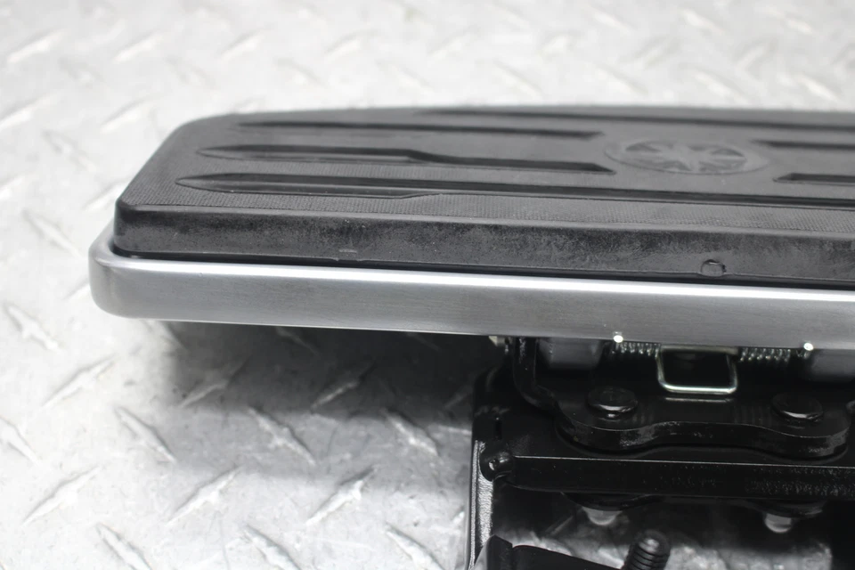 Yamaha V Star 950 XVS950CT Tourer 2016 reposapiés delantero izquierdo (nuevo) 5S7-27410-00 Foto 4 de 4