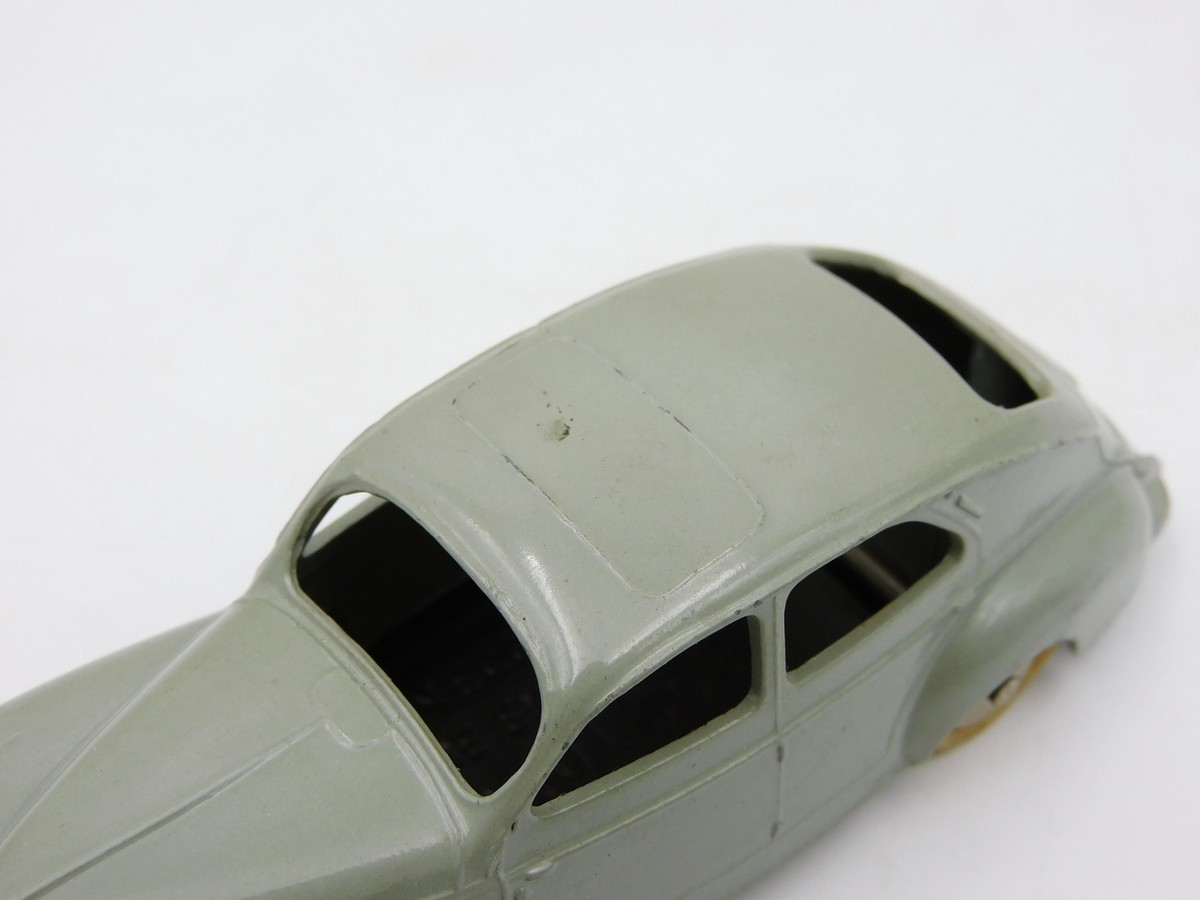 DINKY TOYS France 24 R VOITURE PEUGEOT 203 GRIS Etat