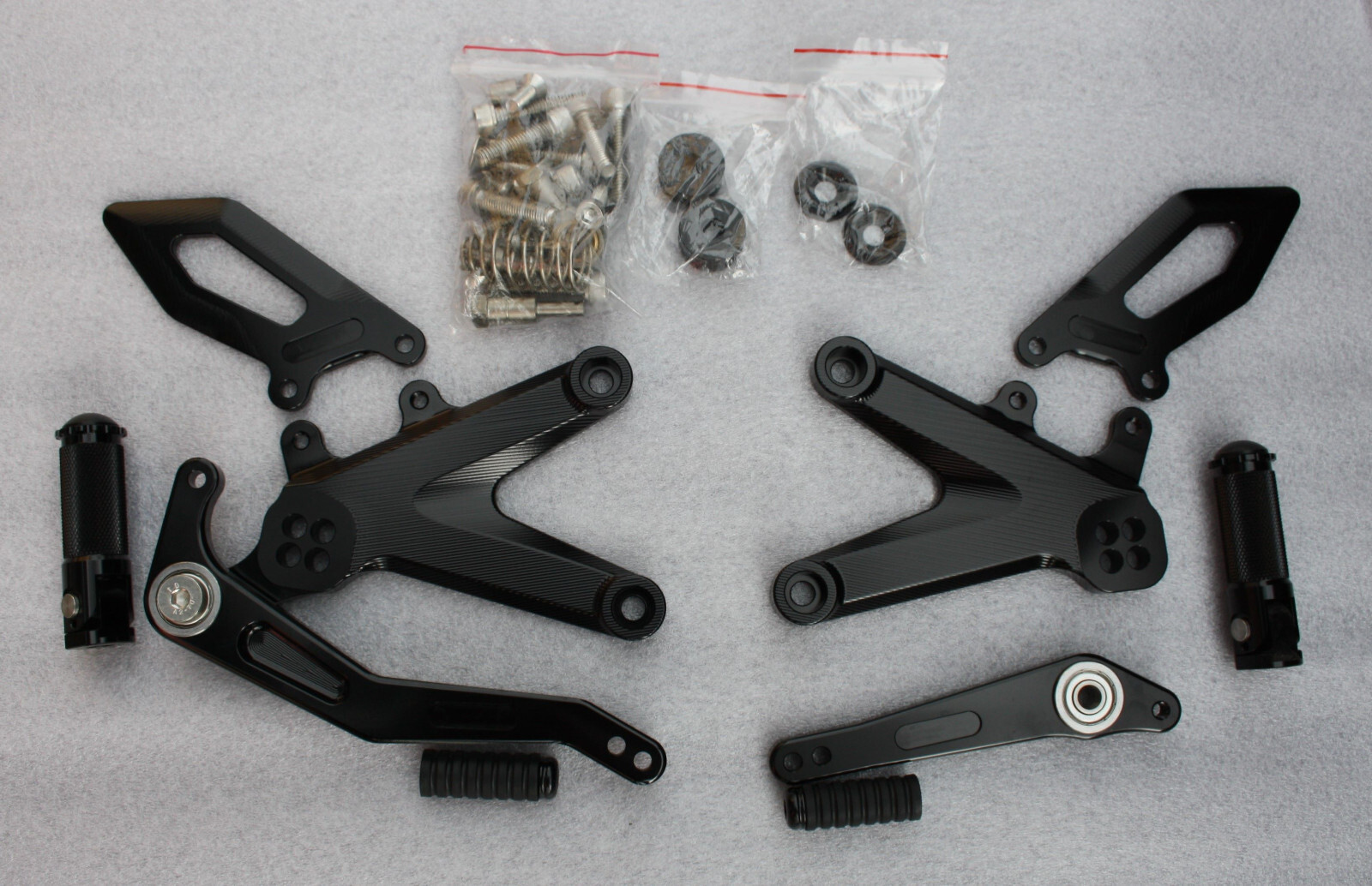Commandes reculées Triumph Speed Triple 1200 pour améliorer la garde au sol