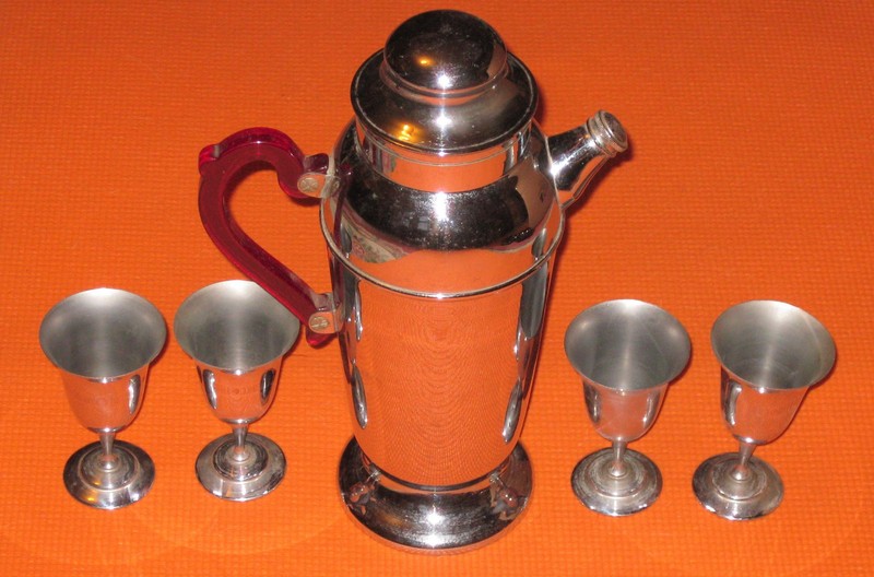 RED BAKELITE HANDLE COCKTAIL SHAKER+4 GLASSES
