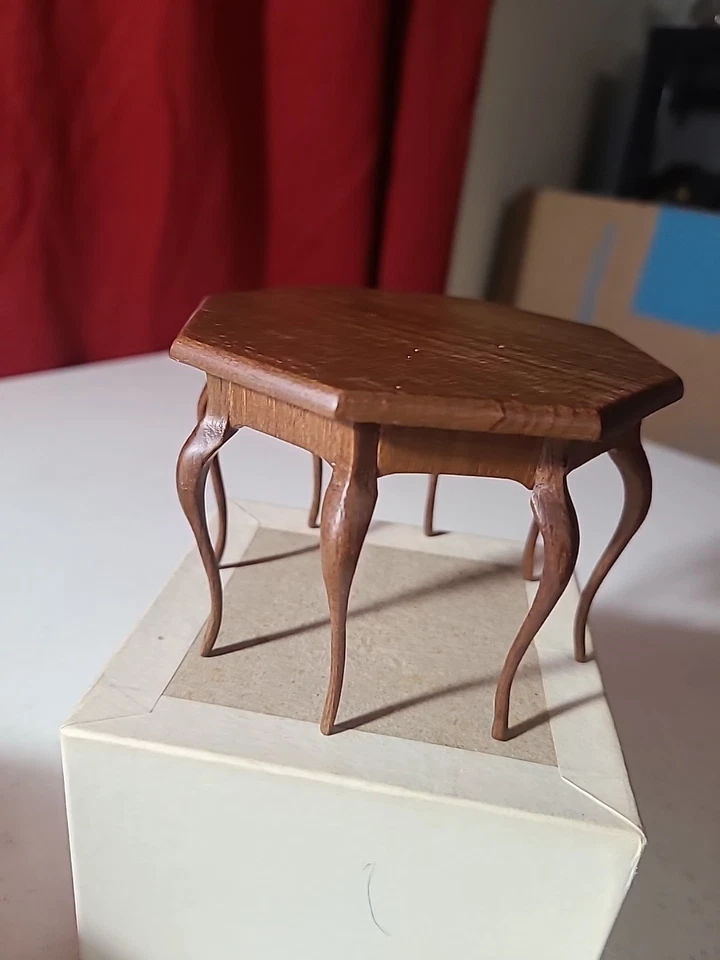 Mesa octogonal de madera vintage de miniaturas para casa de muñecas Foto 2 de 4