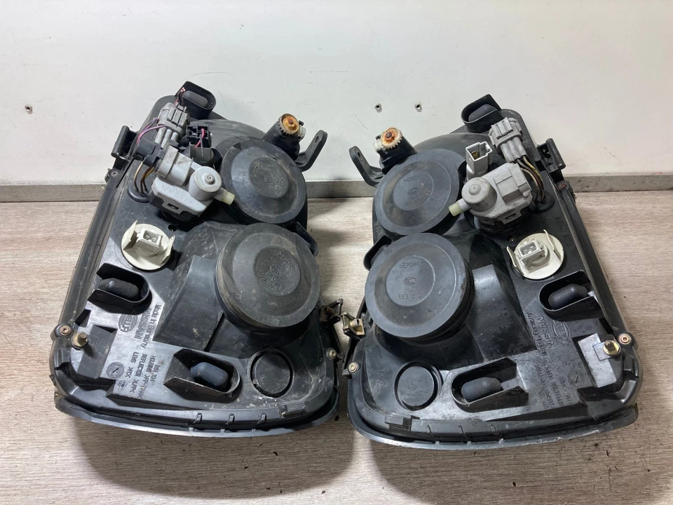 Par de faros delanteros Nissan Almera 2005 del lado del conductor y del pasajero Foto 2 de 4