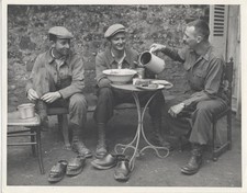 ORIGINAL 1944 MARINES CORPS PHOTO OF AMERICAN SOLDIERS RELAXING W/ FOOD