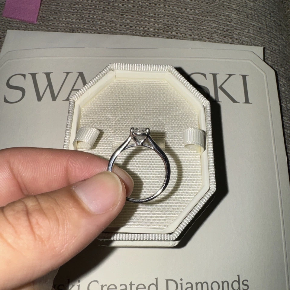 Anillo de compromiso Swarovski de diamantes cultivados en laboratorio de 1 quilate Foto 2 de 4