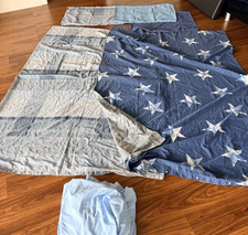 Set 2 piumoni singoli, più lenzuolo con angoli e 3 federe