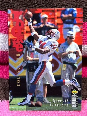 1995 UD COLLECTOR'S CHOICE UPDATE RC #U40 TY LAW H.O.F. FOOTBALL NMMT ROOKIE ! - Photo 1/2