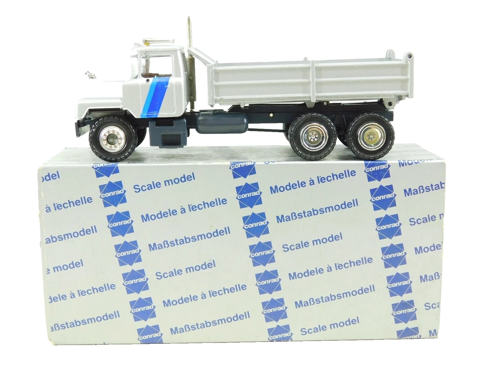 Fabricação Conrad Mack Contemporâneo de equipamentos de construção em metal fundido