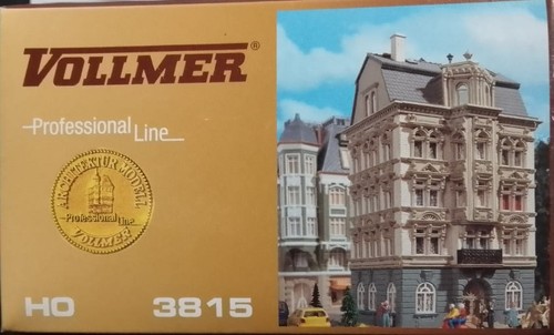 VOLLMER 3815 Kit Edificio residenziale ad angolo di 4 piani - scala H0 | Zustand: Nuovo