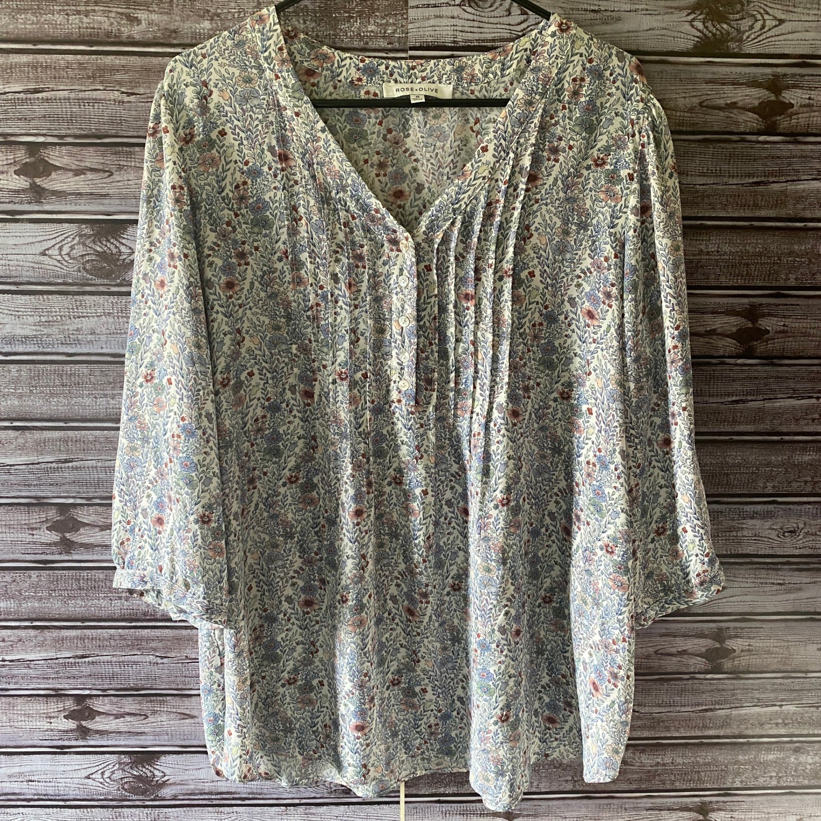 Rose + Olive Women's Long-Sleeved Blouse Size 1X White Floral V-Neck Pleated