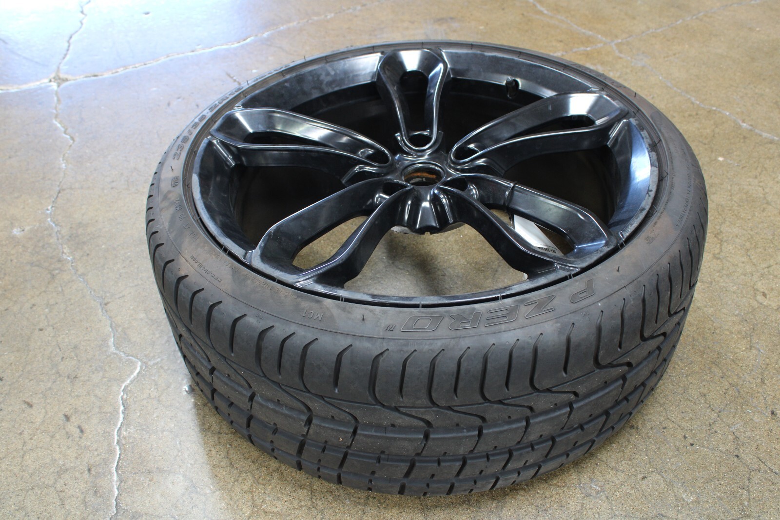 McLaren MP4-12C, Front Wheel, Black, Light Rash, 8.5X19, Used