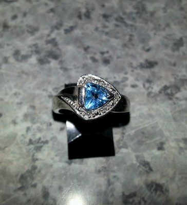 14kt. Gold Blautopas Dreieck & Weißgold Ring. Wunderschön & Atemberaubend!