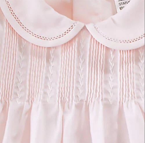 Nuevo con etiquetas Vestido Petit Ami Pintuck Rosa 3 Piezas 3 Meses Bebé Niñas Gorro 3M Bloomers Foto 3 de 3