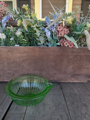 Vintage Depression Uranium Green Glass Ribbed Mixing Batter Bowl w/ Pour Spout