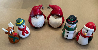 Xmas Ceramic Novelty Salt & Pepper Shakers Set (lot 1)