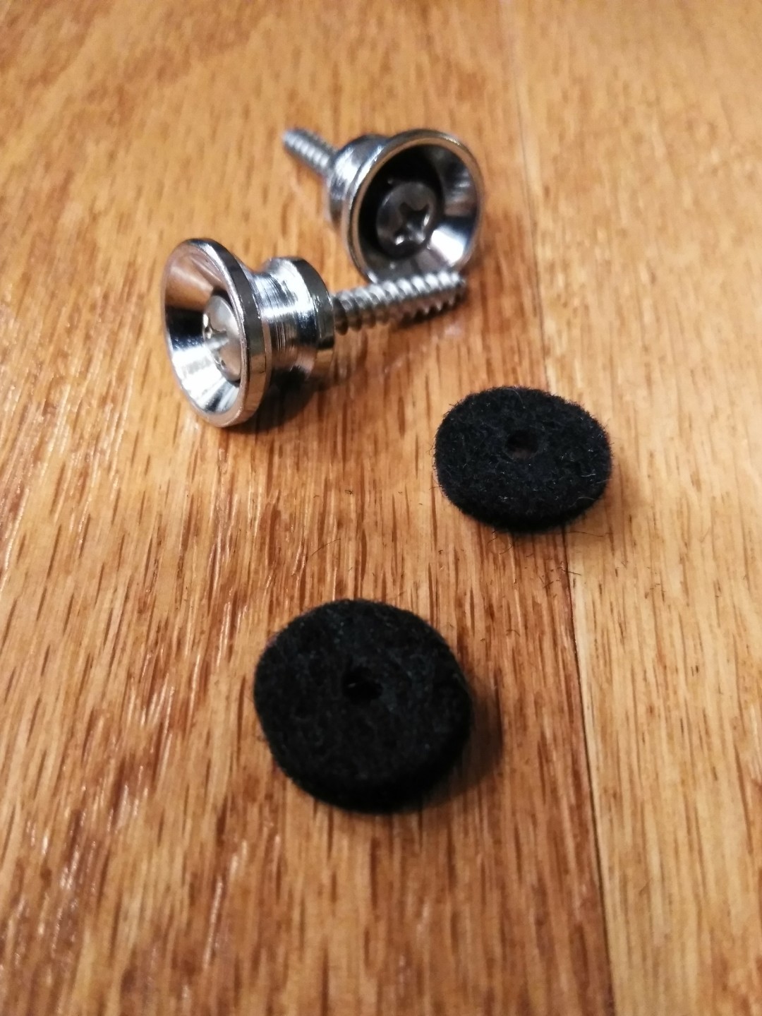 CHROME GUITAR STRAP BUTTONS WITH STAINLESS SCREWS AND BLACK FELT, STRAT