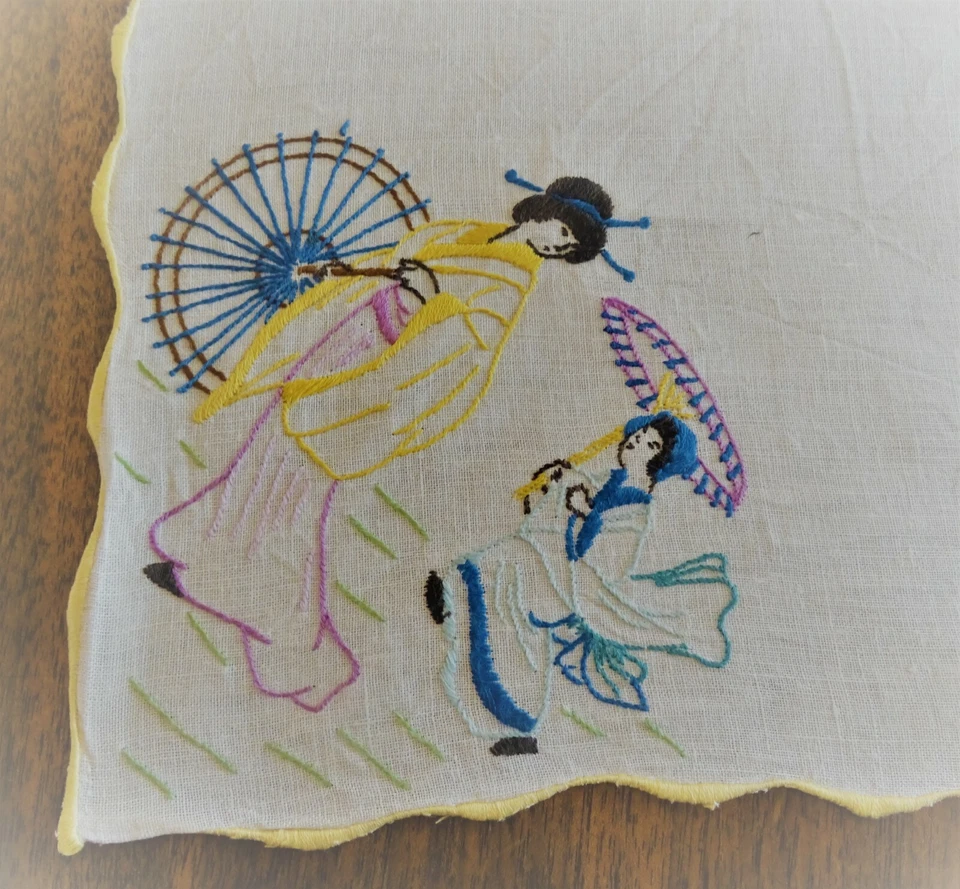 Napperon vintage brodé à la main de Geishas  . 42 cm x 35 cm - Photo 2/4