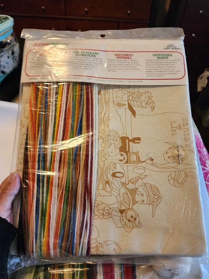 Sunset Stitchery Navidad RECUERDO Tienda de juguetes de Papá Noel y perdiz en un pero  Foto 4 de 4